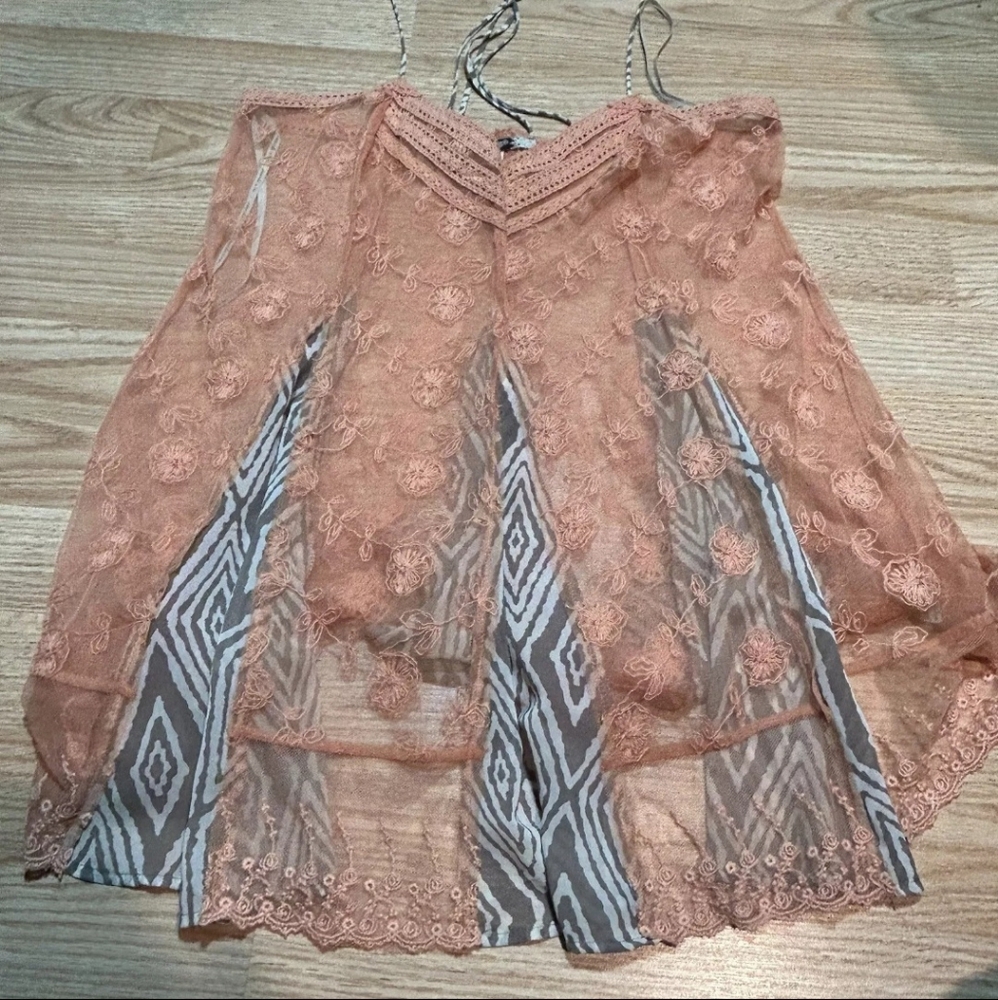 Gimmicks by BKE lace tank medium